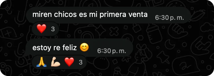 Captura de WhatsApp con los mensajes «miren chicos es mi primera venta» y «estoy re feliz»